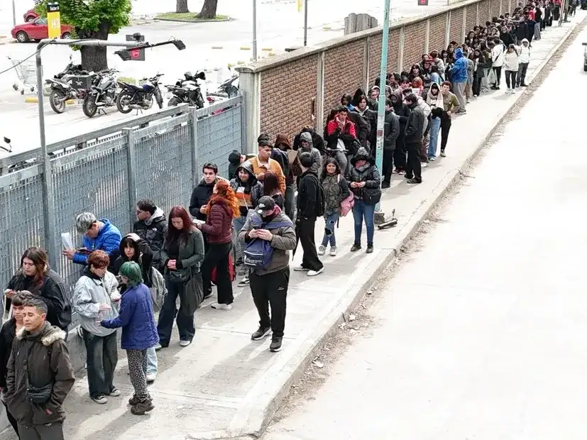 Moreno: una multitud hizo largas filas bajo la lluvia para conseguir uno de los 30 puestos de trabajo en un bazar