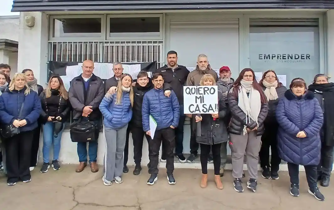 Manifestación frente al local donde funcionaba la empresa en Casilda.