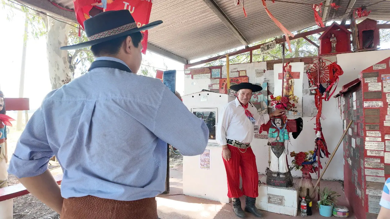 Promeseros. De distintos lugares de la región llegaron hasta el santuario del gauchito
