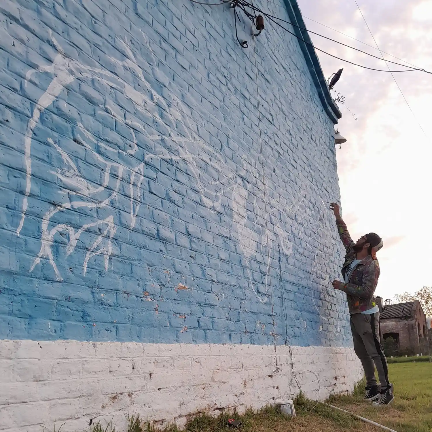 El profesor Matías Sánchez realiza una obra en el Radio Club Gualeguay.