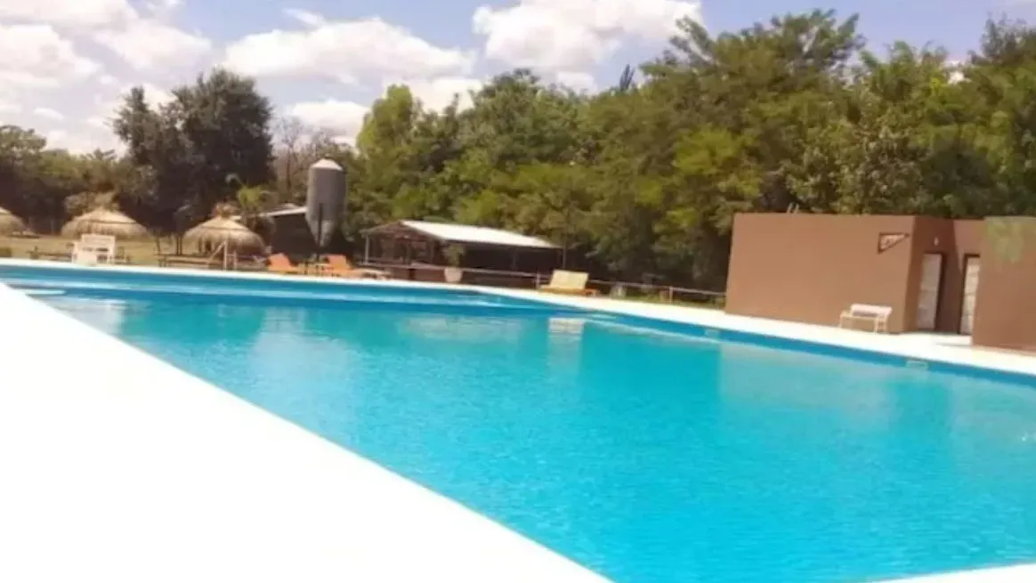 El menor fue hallado en el fondo de la piscina sin signos vitales.