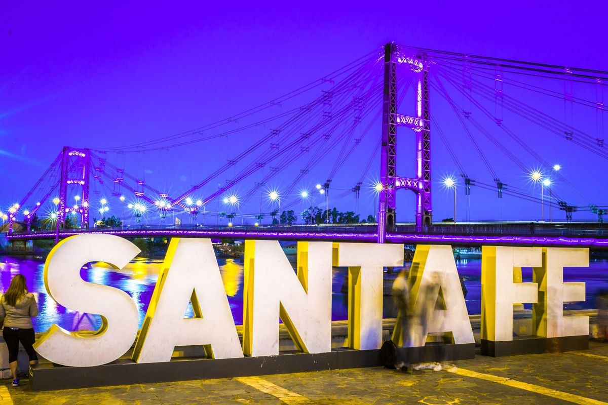 El Puente Colgante se iluminó para celebrar los 100 años de la Reforma Universitaria