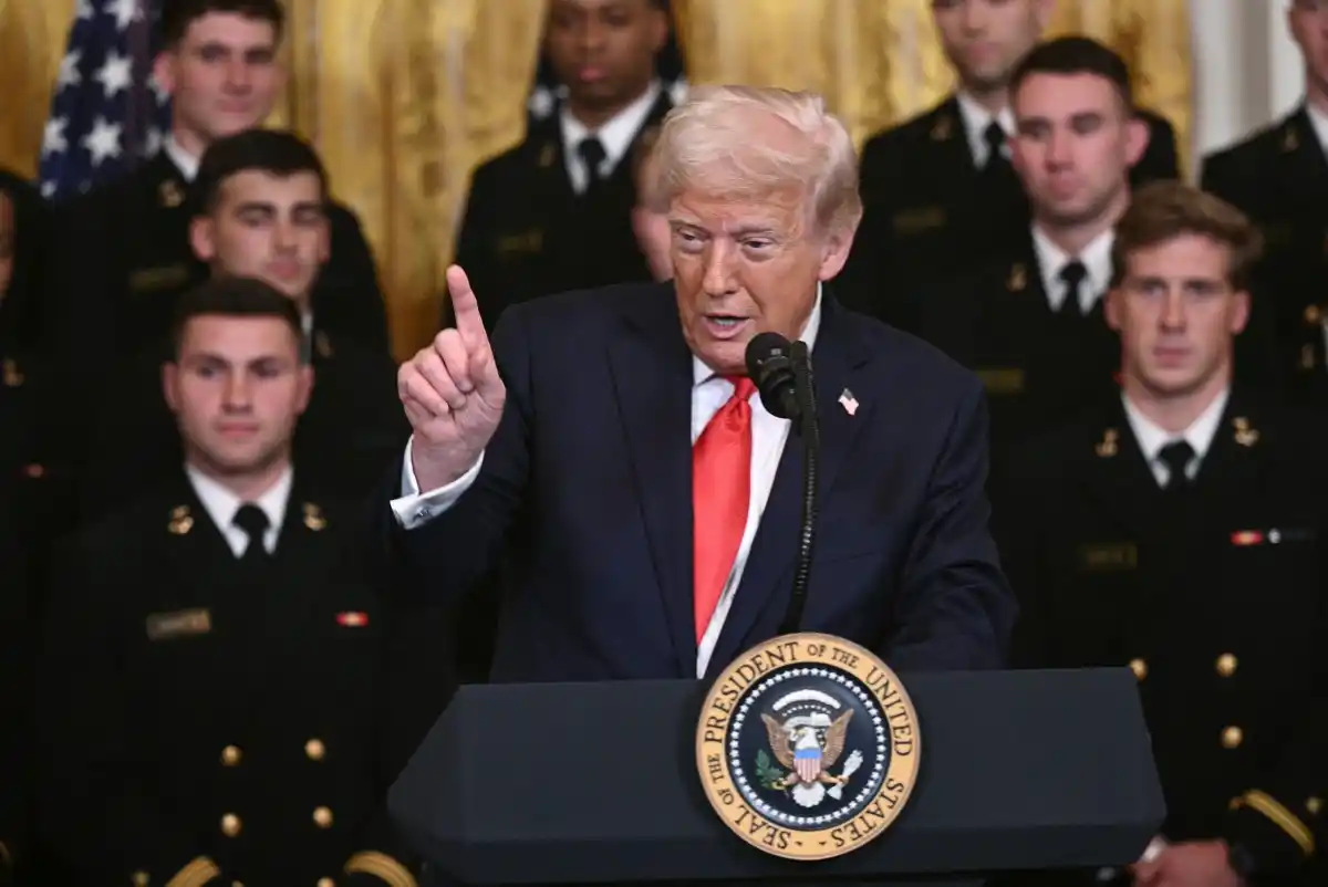 Algo de DINERO Y UN BILLETE DE AVIÓN: la propuesta de Trump para promover la “autodeportación voluntaria” (+Detalles)