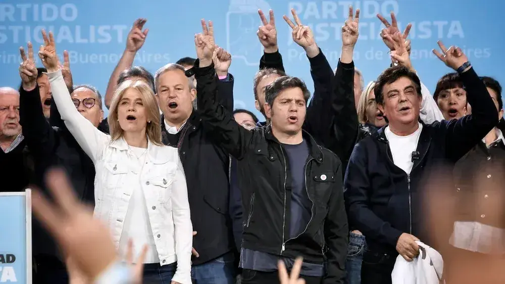 Verónica Magario, Axel Kicillof, Fernando Espinoza y demás participantes del acto del Día de la Lealtad en González Catán.