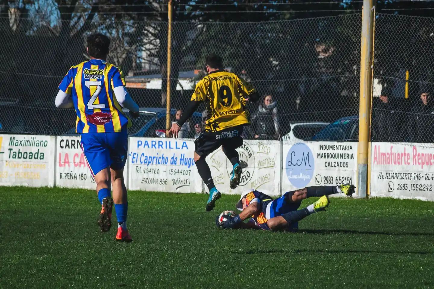 Jorge Alonso, arquero escolar, le corta un mano a mano a Mauro Rossi de Olimpo, observa el defensor Facundo Barbosa. Colegiales y el Aurinegro igualaron 1 a 1
