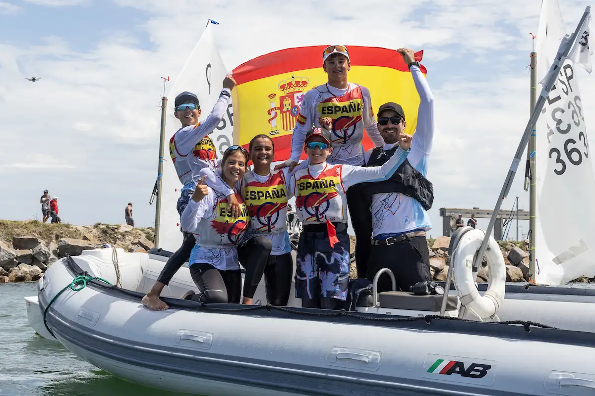 España celebrando el título por equipos en el Mundial de Optimist. (Foto: Matías Capizzano)