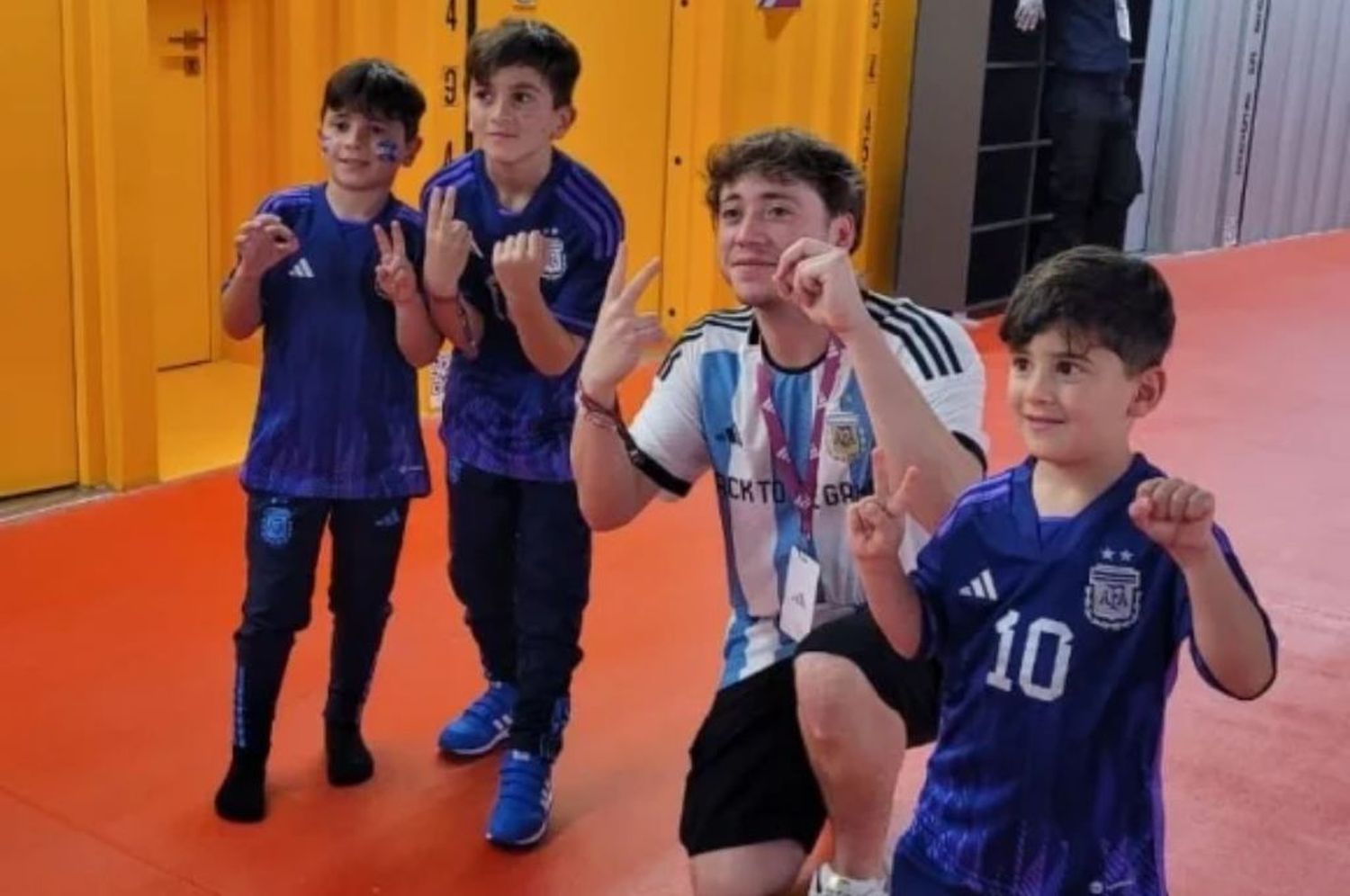 La foto premonitoria de Paulo Londra junto a los hijos de Messi