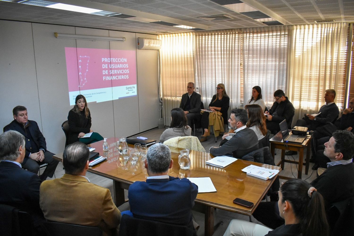 El gobierno provincial trabaja para fomentar un trato justo y digno hacia los usuarios financieros.