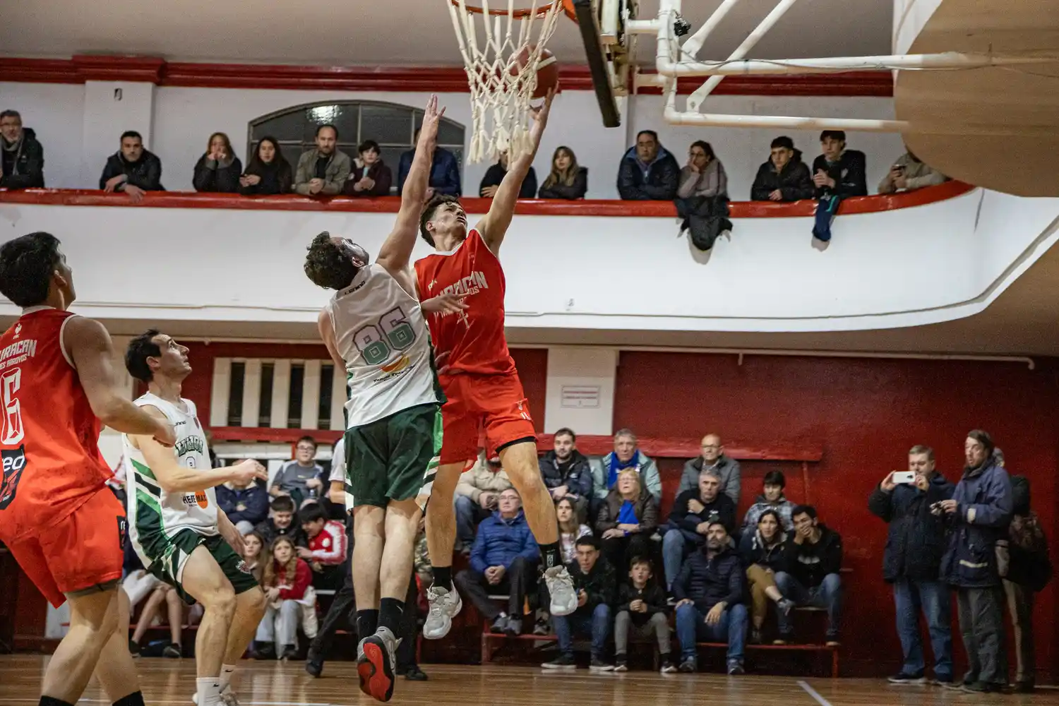 Básquet: Huracán recibe al otro líder de la zona