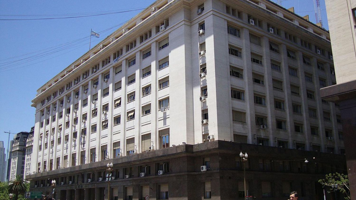El Gobierno avanzará con déficit cero para 2024 y aliviará el freno a las importaciones