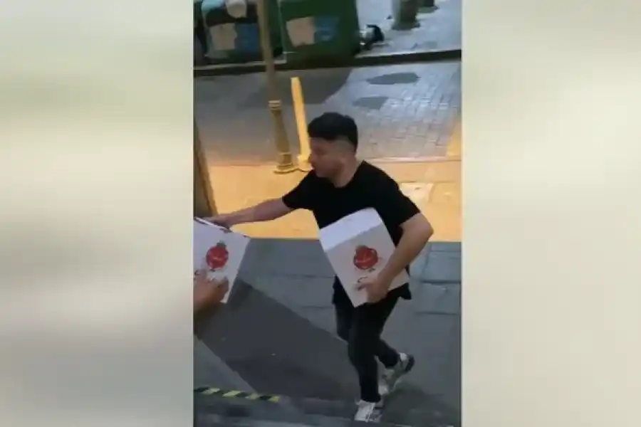 Gestos para destacar: Damián Córdoba entregó cajas navideñas a personas de escasos recursos