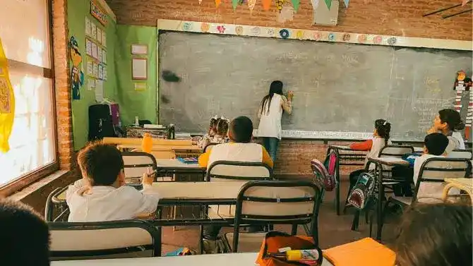Entre los ejes temáticos de esta edición se destacan educación ambiental integral, inclusión y diversidad, tecnología e innovación digital, educación y comunidad, bienestar y convivencia escolar.