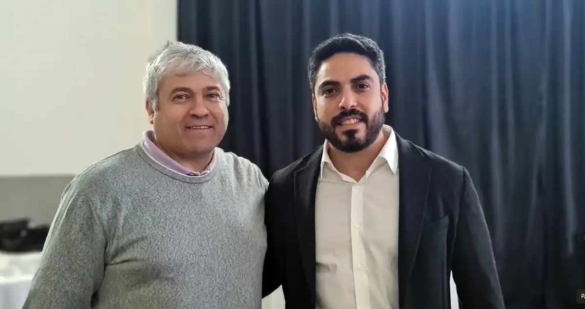 Presente. Hugo Antonio Moyano fue una de las presencias del evento, posando junto a Alberto Peralta, secretario general de la CGT local.