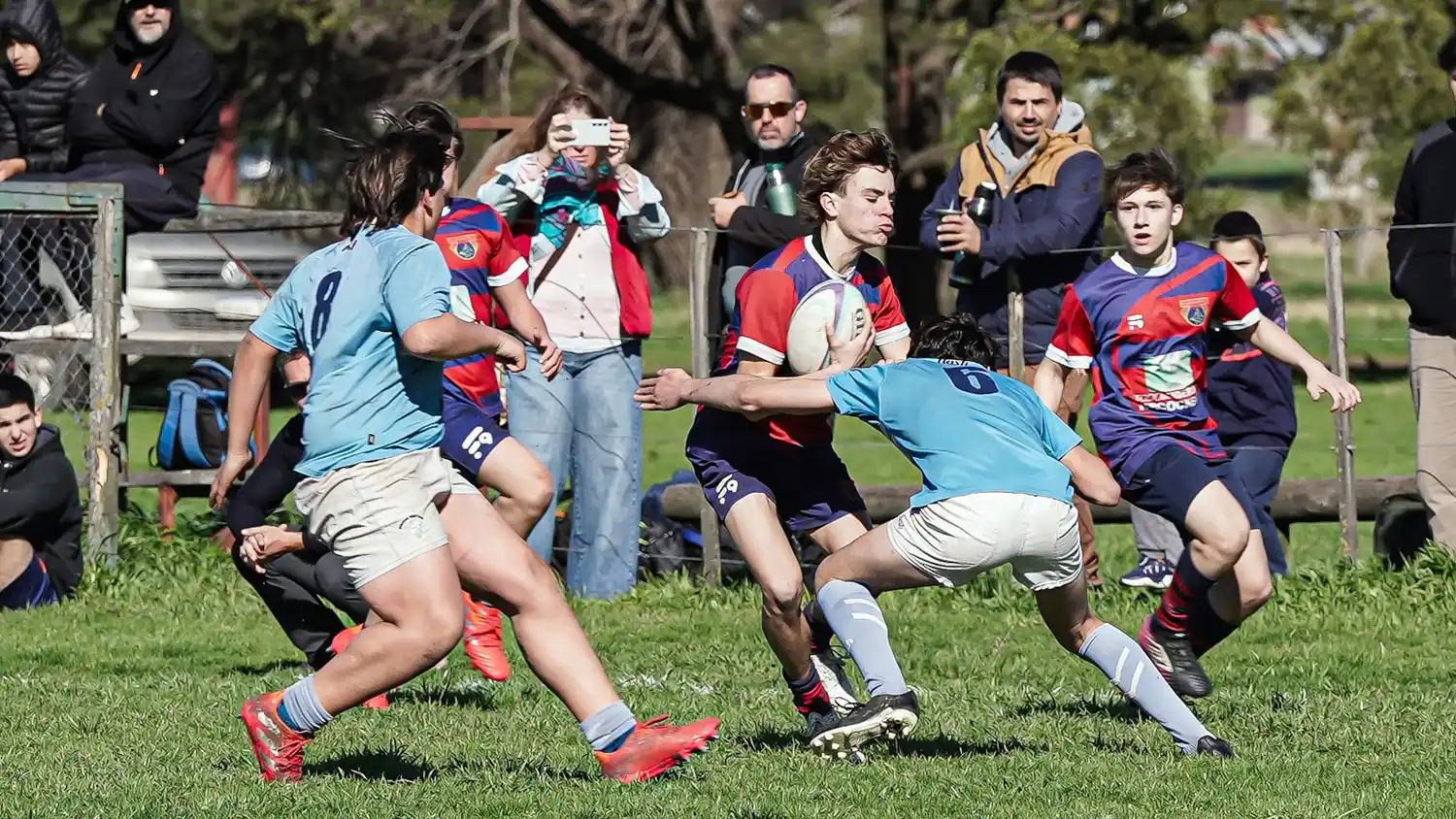 El partido se disputó en la cancha del equipo local, en la avenida Jesuita Cardiel