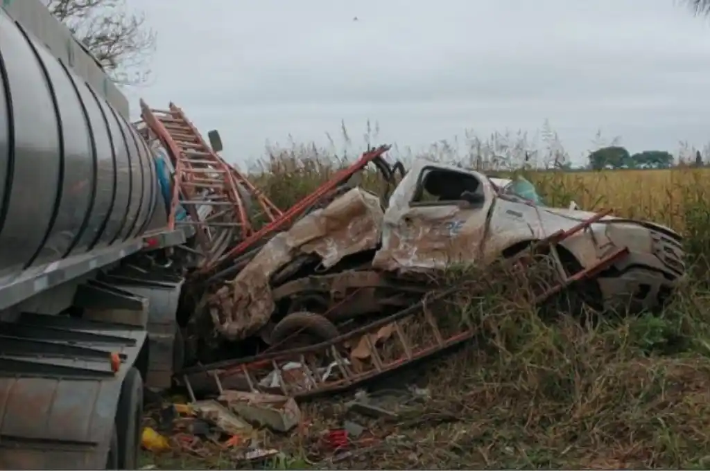 Choque fatal: dos operarios de la EPE  fallecieron tras ser embestidos por un camión