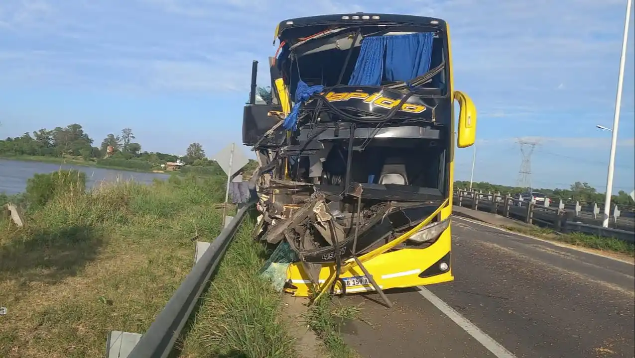 Colisionaron un camión y un colectivo en la Ruta 168