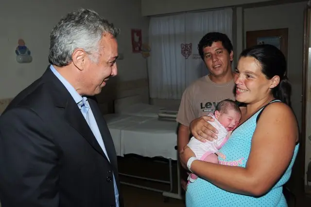 Tigre: Intendente Zamora visitó a una vecina que dio a luz en una lancha