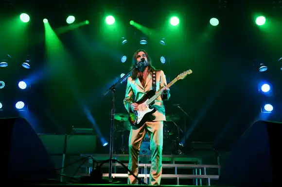 Juanes lanza tema con Morat, al tiempo que suspenden su show en Caracas