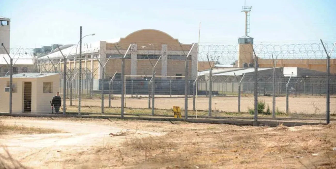 Cayó un guardiacárceles que intentó ingresar droga en un paquete tipo salamín al penal de Cruz del Eje