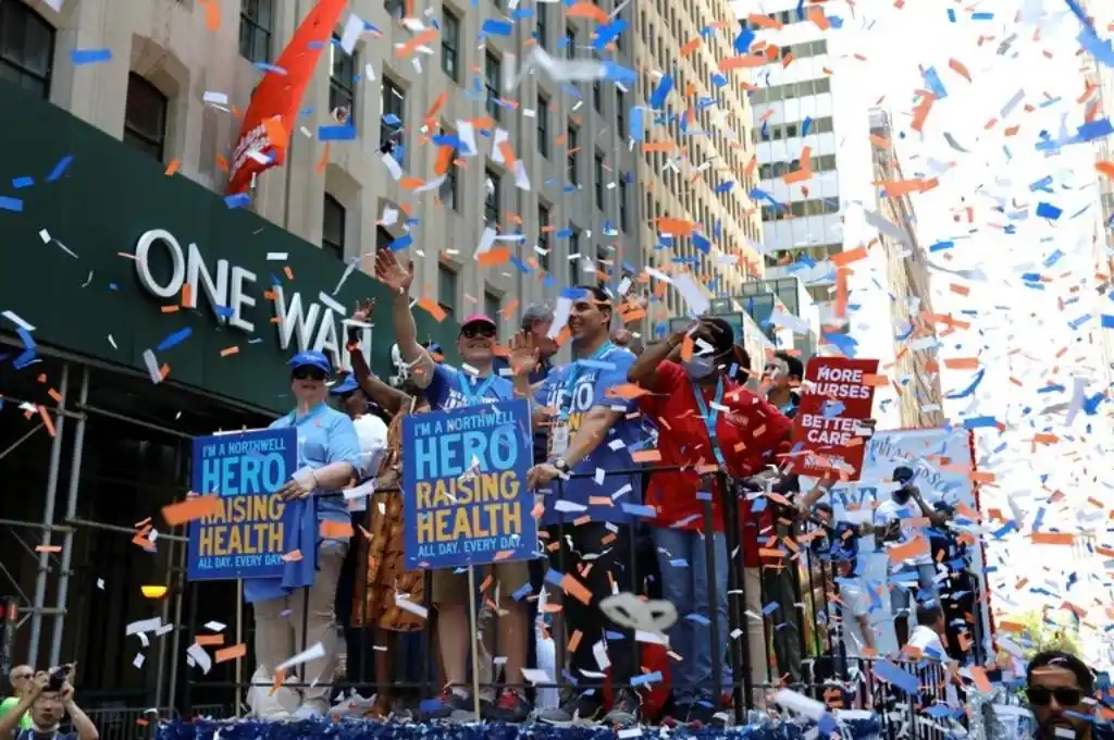 Nueva York celebró el fin de las restricciones con un desfile sin mascarillas