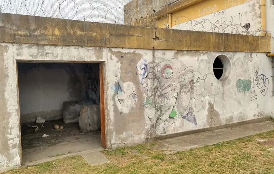Complejo educativo en medio de las ruinas