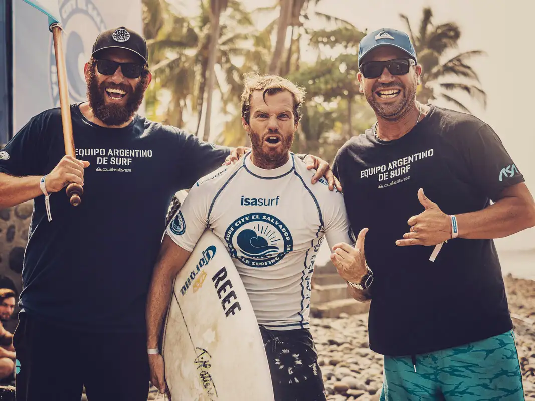 “Lele” Usuna se ilusiona: está en Ronda 5 de los ISA World Surfing Games