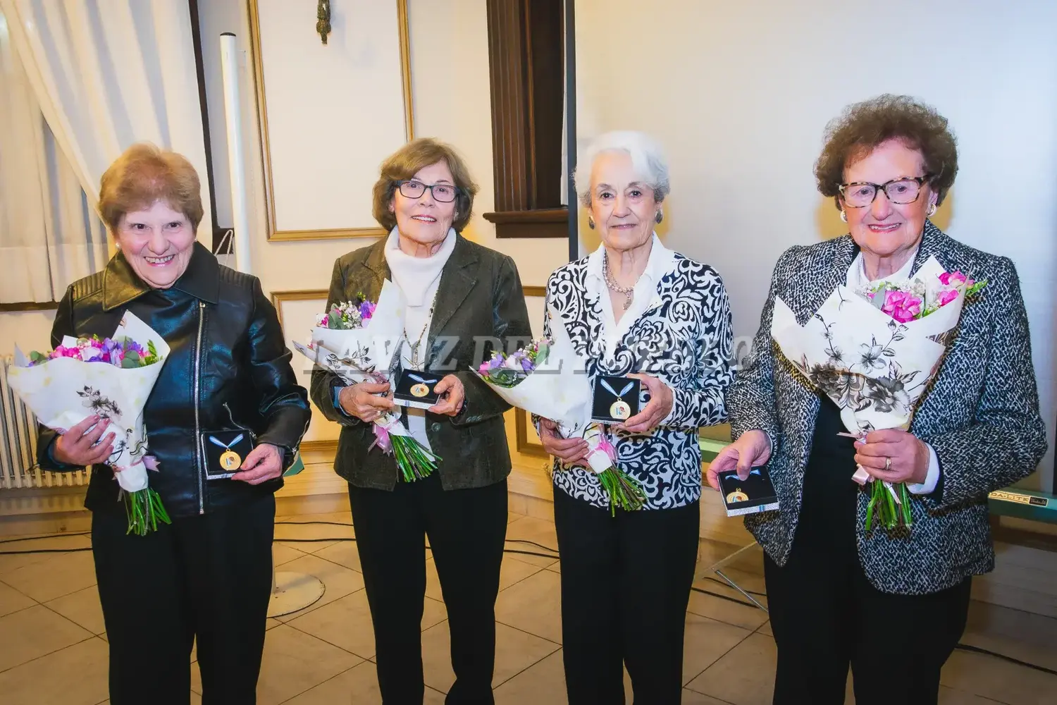 Las docentes Marta Ruiz, Nora Alicia Centeno, María del Carmen Gonzàlez y Cora Lía Nohelí Yezzi recibieron su certificado como reconocimiento a su trayectoria