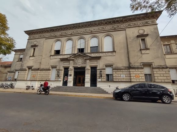Escuela Normal: alumnos piden seguridad a la salida del Terciario por robos de vehículos y asaltos