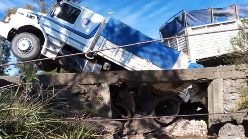 Fotos: un puente se quebró y se "tragó" un camión que pasaba por el mismo