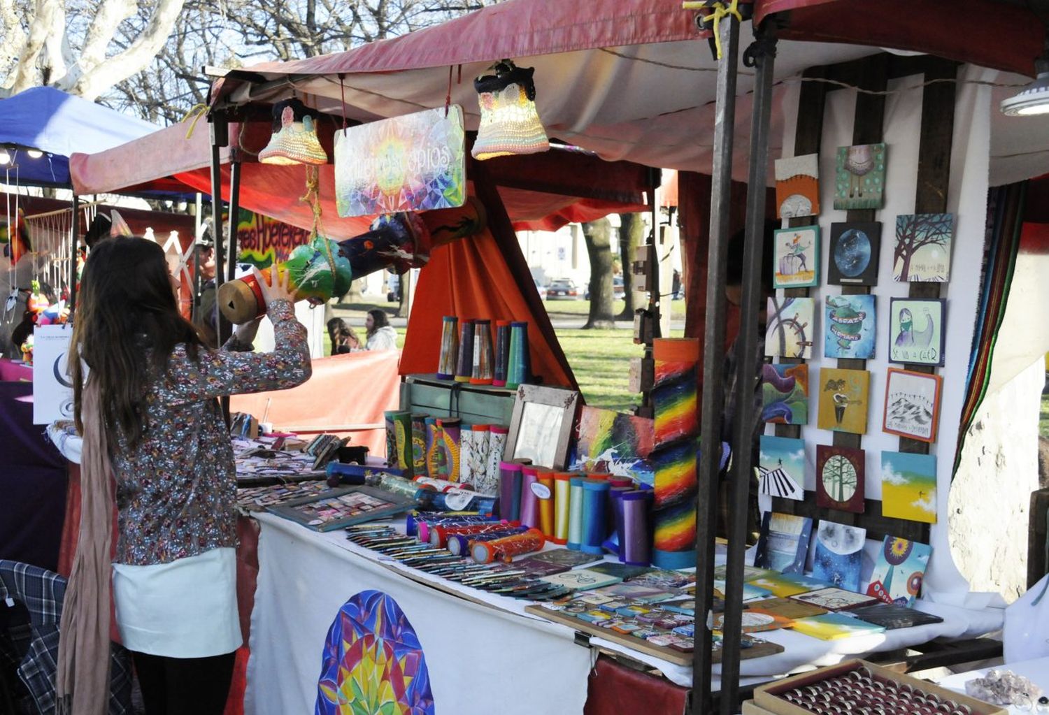 La llegada de turistas se sintió en la Feria de Artesanos
