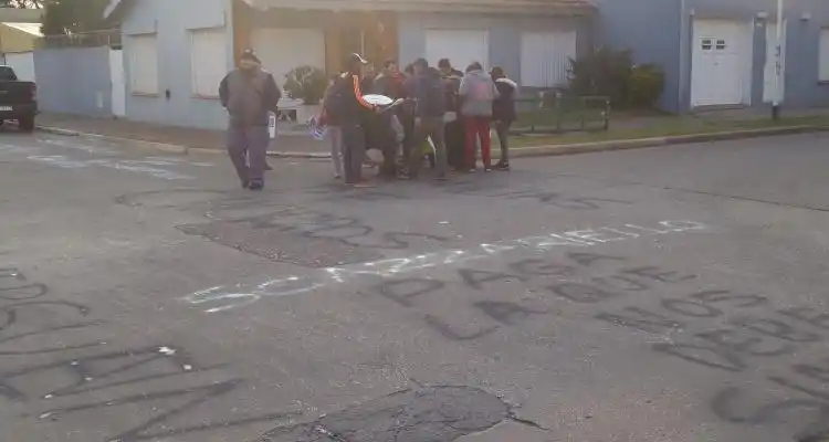 JS Textil: extrabajadores reclamaron en la calle con pintadas y carteles, frente a la casa de Scazzariello