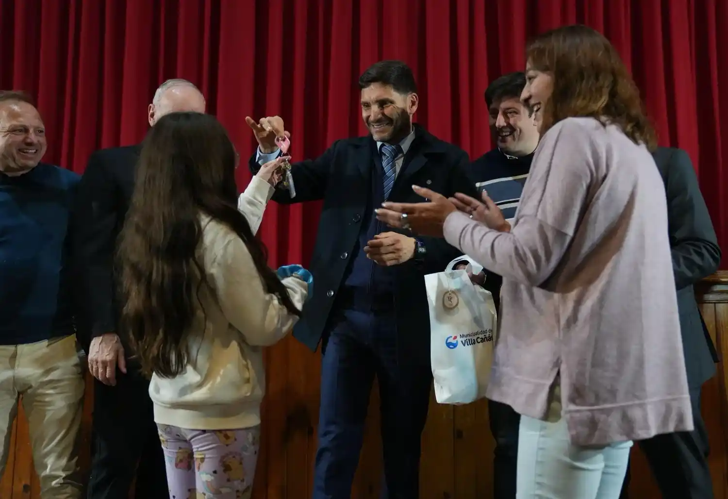 Entrega en mano. E gobernador participó del emotivo acto en Villa Cañás. Foto: GSF
