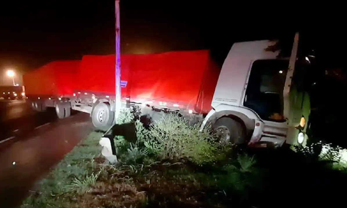 Bajo una densa niebla, un camión despistó y chocó contra el guardarrail