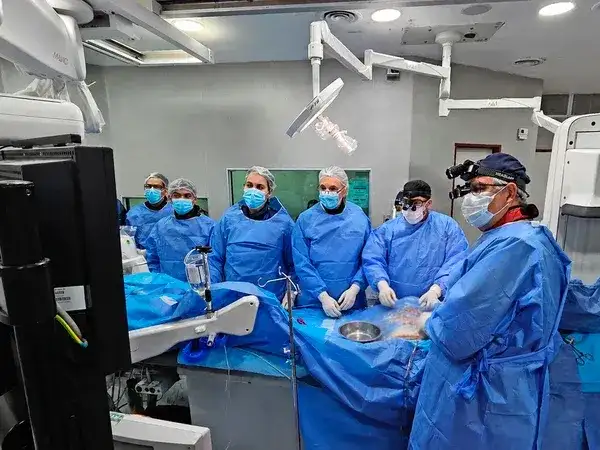 El HAC realizó el primer implante de una nueva endoprótesis aórtica en Argentina