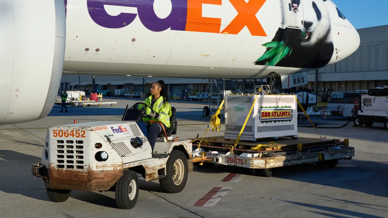 FedEx Panda Express completa las primeras entregas de ida y vuelta del panda gigante y continúa apoyando su conservación