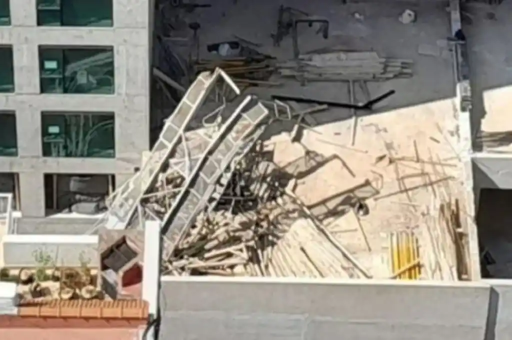 Buenos Aires: un muerto y un herido de gravedad tras caer una grúa en un edificio en obra