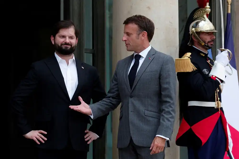 El presidente chileno Gabriel Boric fue recibido por su par francés, Emmanuel Macron.
