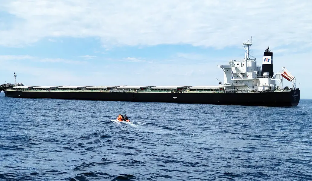 Podrían trasladar el buque averiado a Montevideo o Brasil para su descarga y reparación