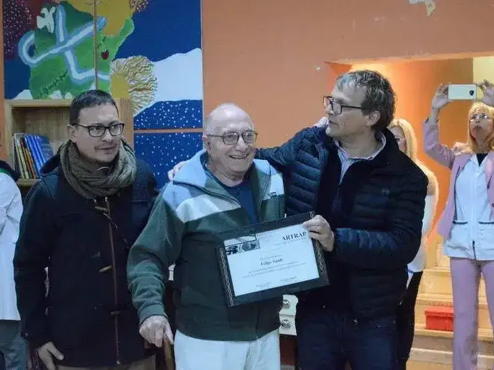 Emocionado, Felipe Saade recibía la distinción de la Artrap, de manos de sus directivos Mauro Camillato y Santiago Córdoba. Foto: Gentileza