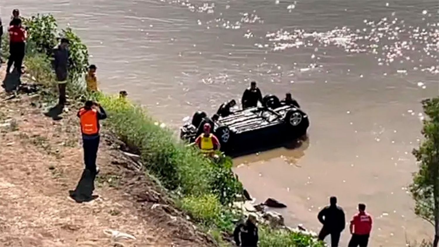 Una pareja cayó con su auto al río Paraná: ella se salvó y buscan al hombre