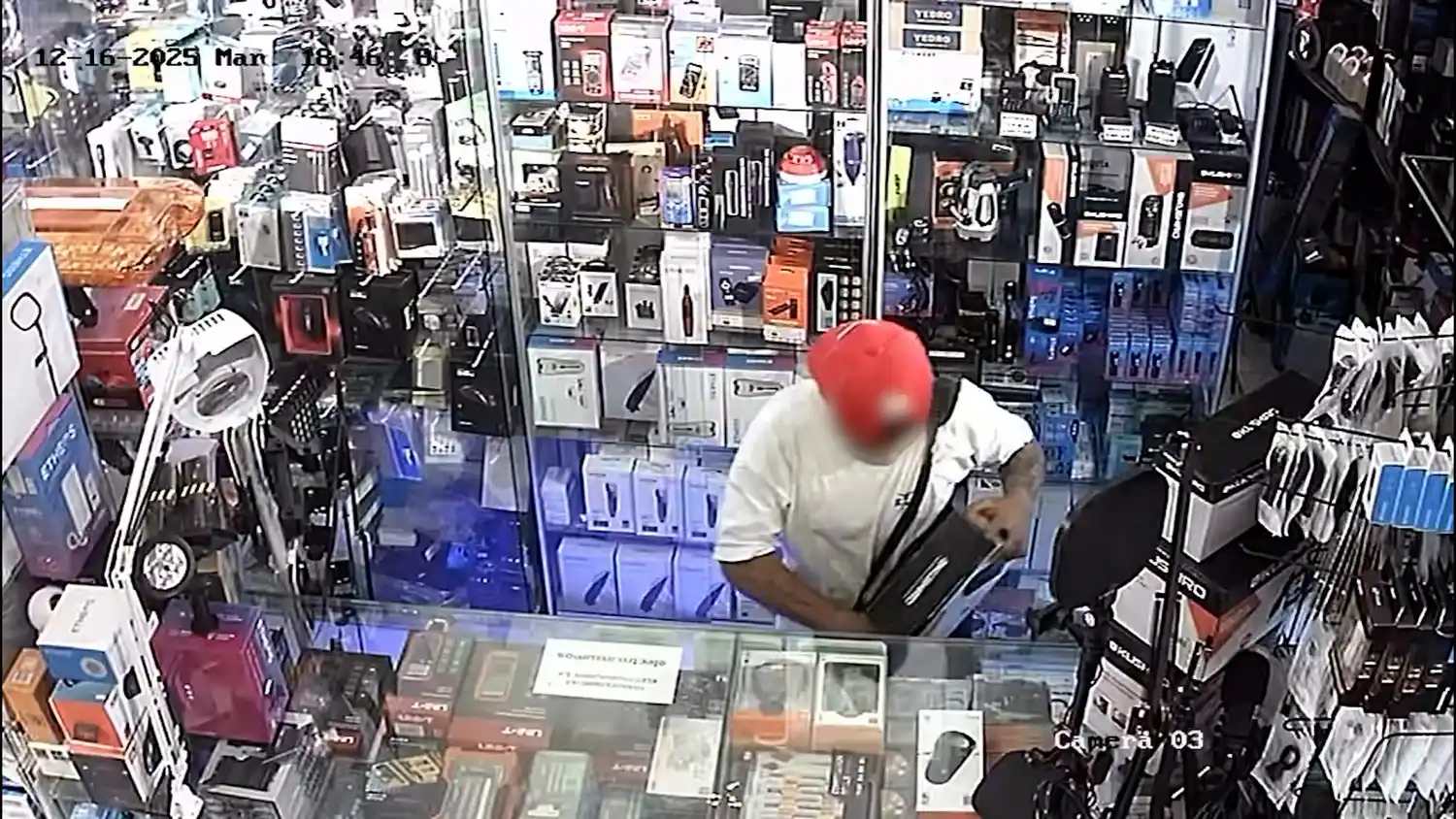 VIDEO | Aprovechó la distracción del vendedor y robó un compresor de aire de un comercio de barrio 9 de Julio