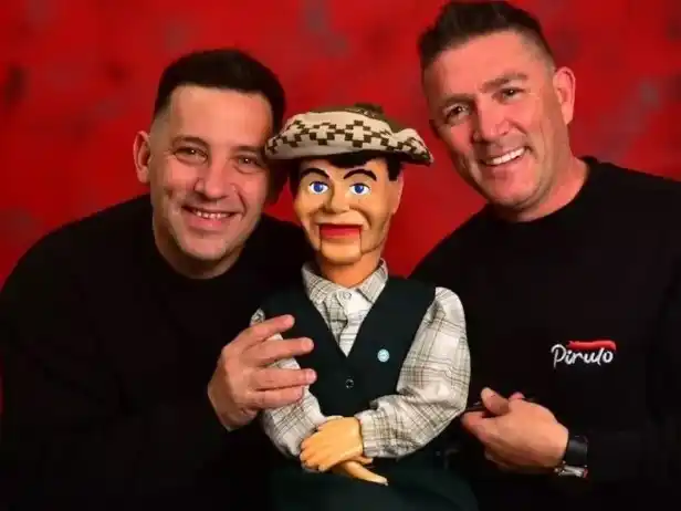La trama sigue a Pirulo Valmaceda, quien logra cumplir su sueño de convertirse en una figura destacada de la televisión, aunque el éxito traerá consigo algunos enredos. Un espectáculo de los cordobeses Mauro Villaverde y Gerardo Coniglio que no para de sumar éxitos. Las entradas para los diferentes espectáculos se pueden obtener de manera presencial en boletería o a través de la web de Articket