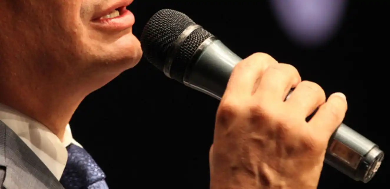 A quién le hablan cuando hablan