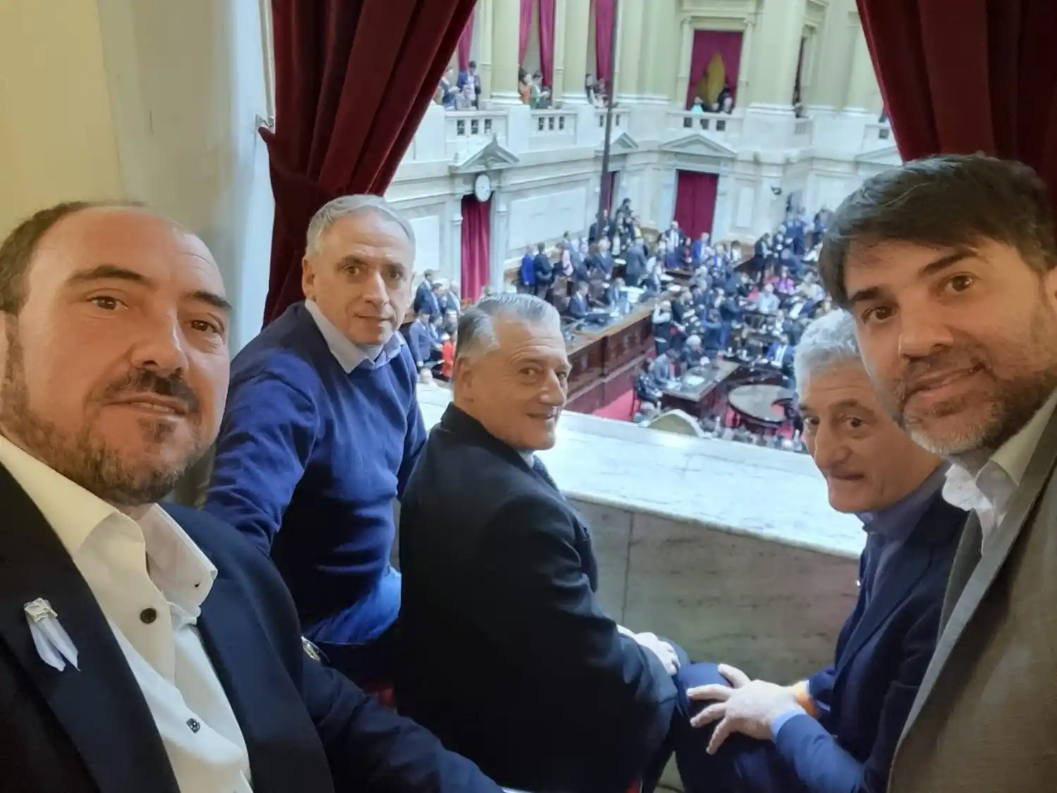 Javier Gastón junto a intendentes vecinos del FdT acompañaron a Massa en la Cámara de Diputados