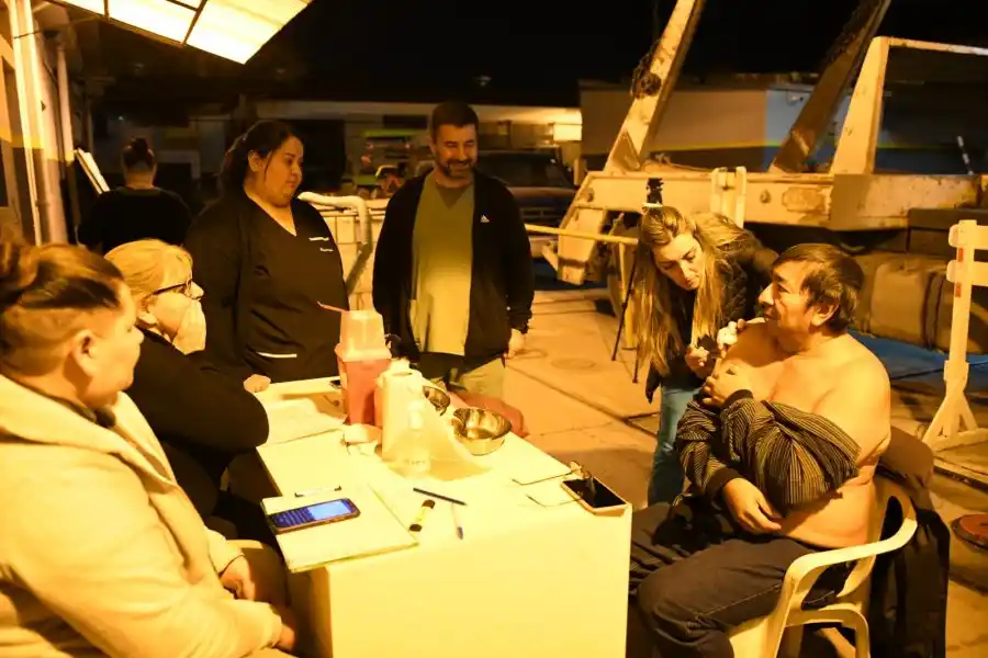 El subsecretario de salud Diego Lanzotti y la Jefa del Vacunatorio del Hospital Luciana Díaz en la Jornada de Vacunación