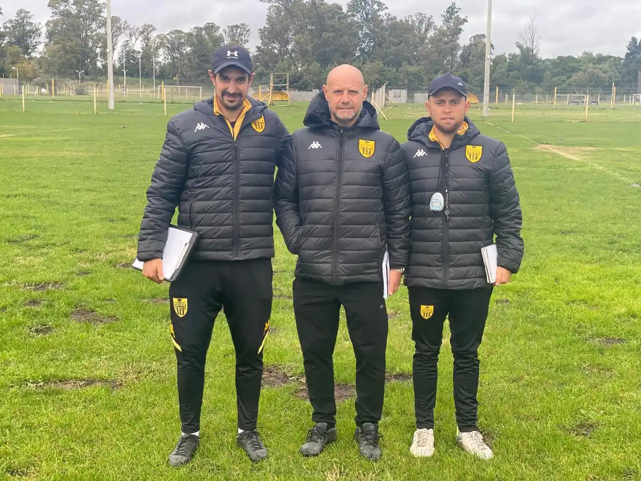 Botella, entre Serantes y González.