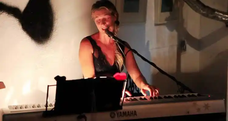 Almuerzo, shoy y música al piano con aires mallorquinos