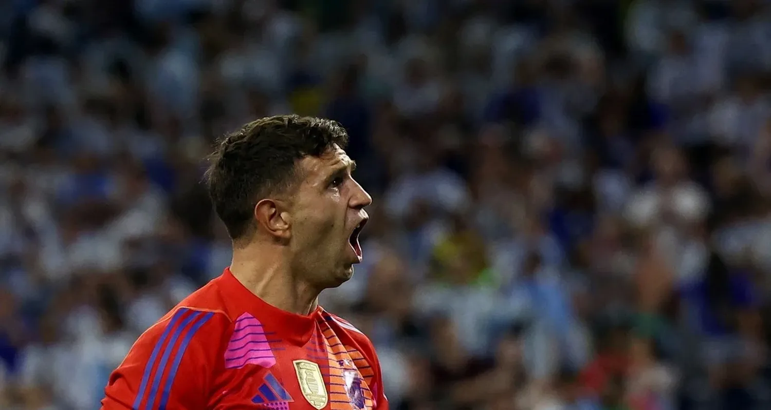 Emiliano Martínez celebra la victoria argentina. Reuters.