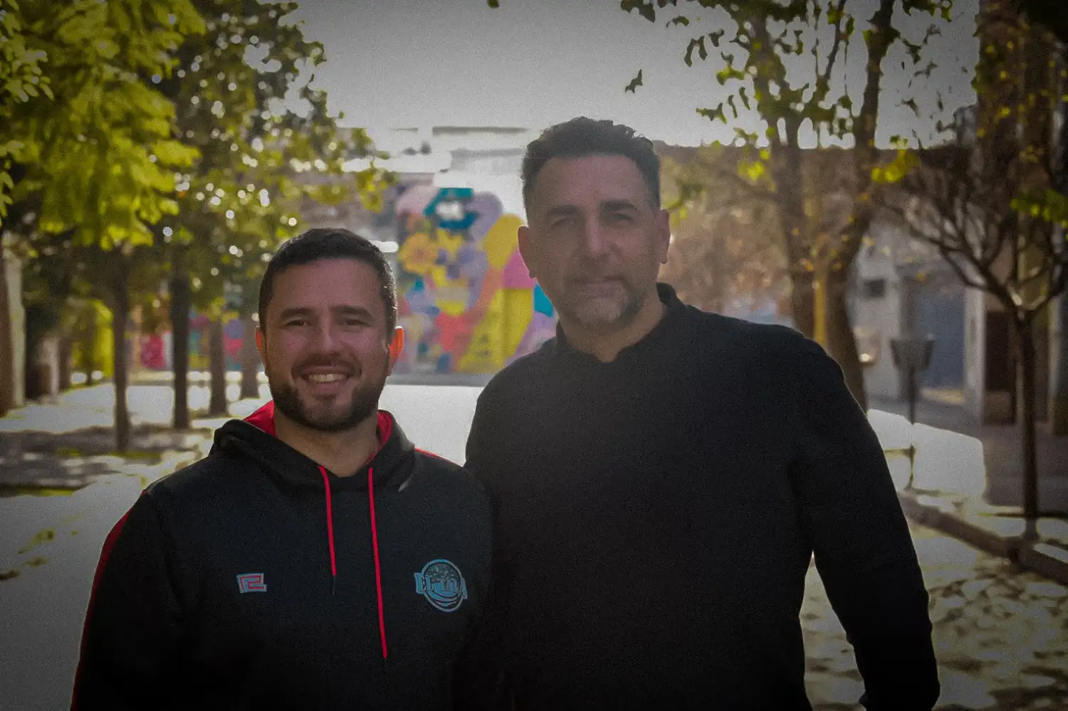 Ramiro Ortiz, flamante DT, junto a Emanuel Amali, presidente de El Tala.