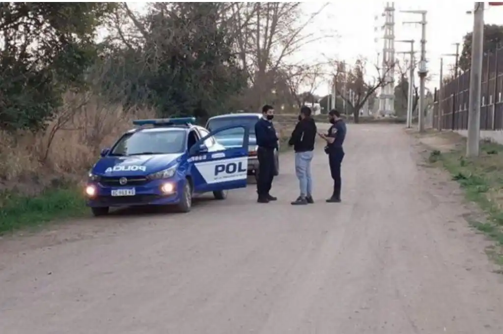 Hallan asesinada a una mujer en Colonia Caroya y detienen a su esposo